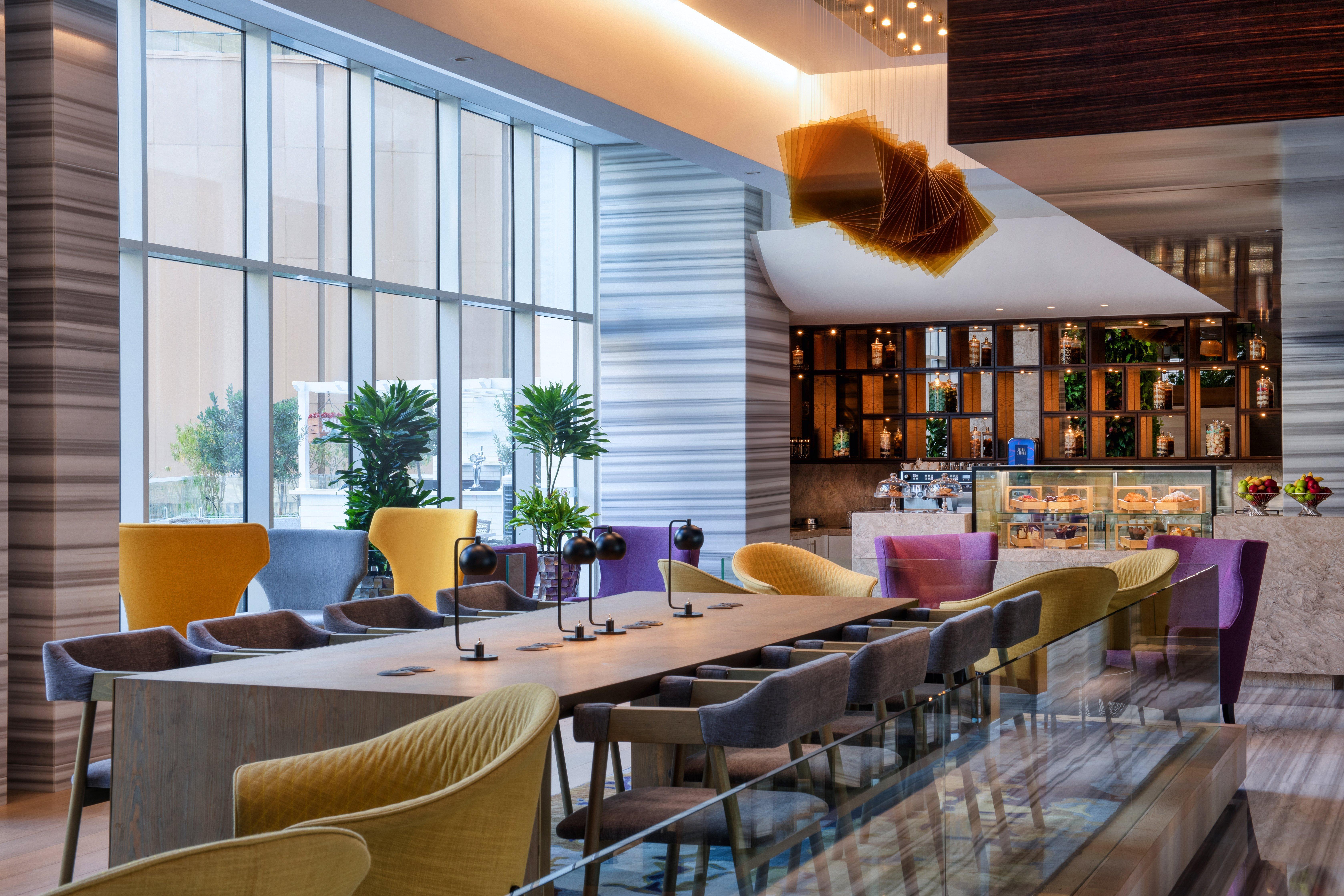 Crowne Plaza Dubai Marina By Ihg Hotel Luaran gambar The lounge at the airport