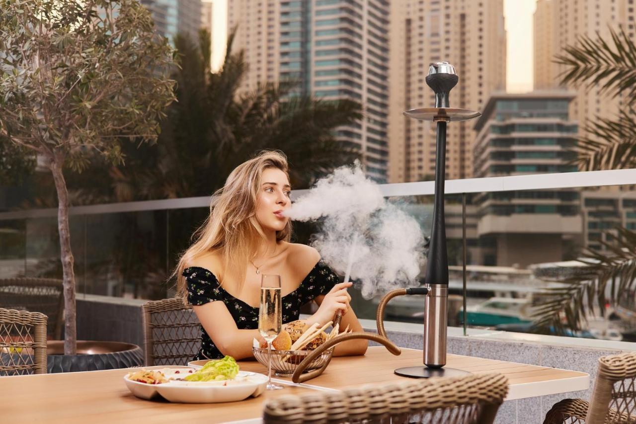 Crowne Plaza Dubai Marina By Ihg Hotel Luaran gambar A woman smoking a hookah