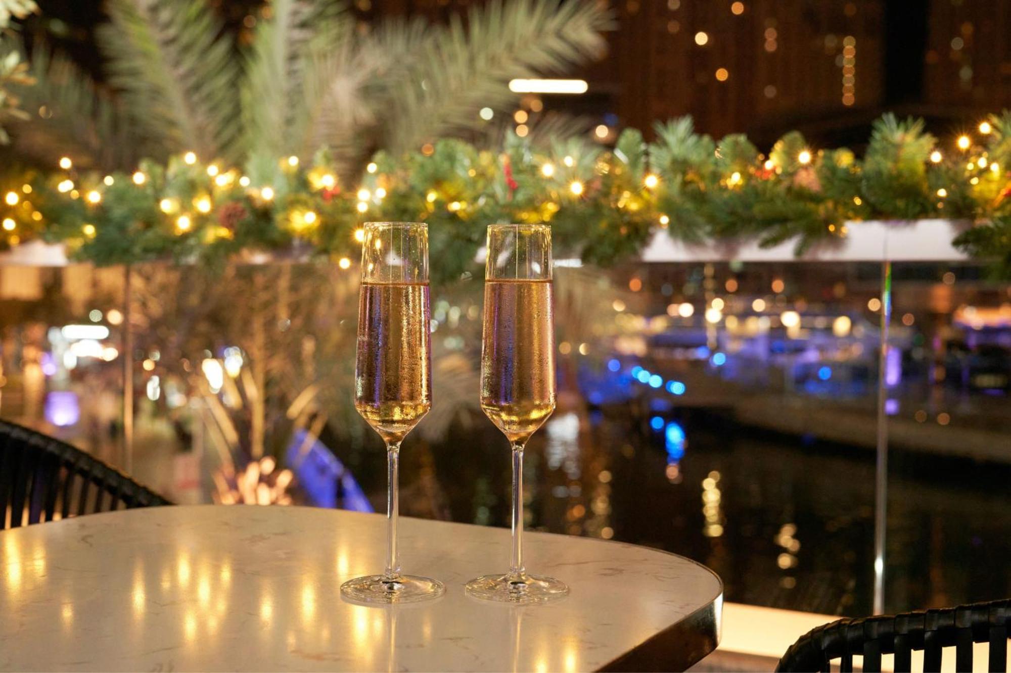 Crowne Plaza Dubai Marina By Ihg Hotel Luaran gambar Champagne flutes