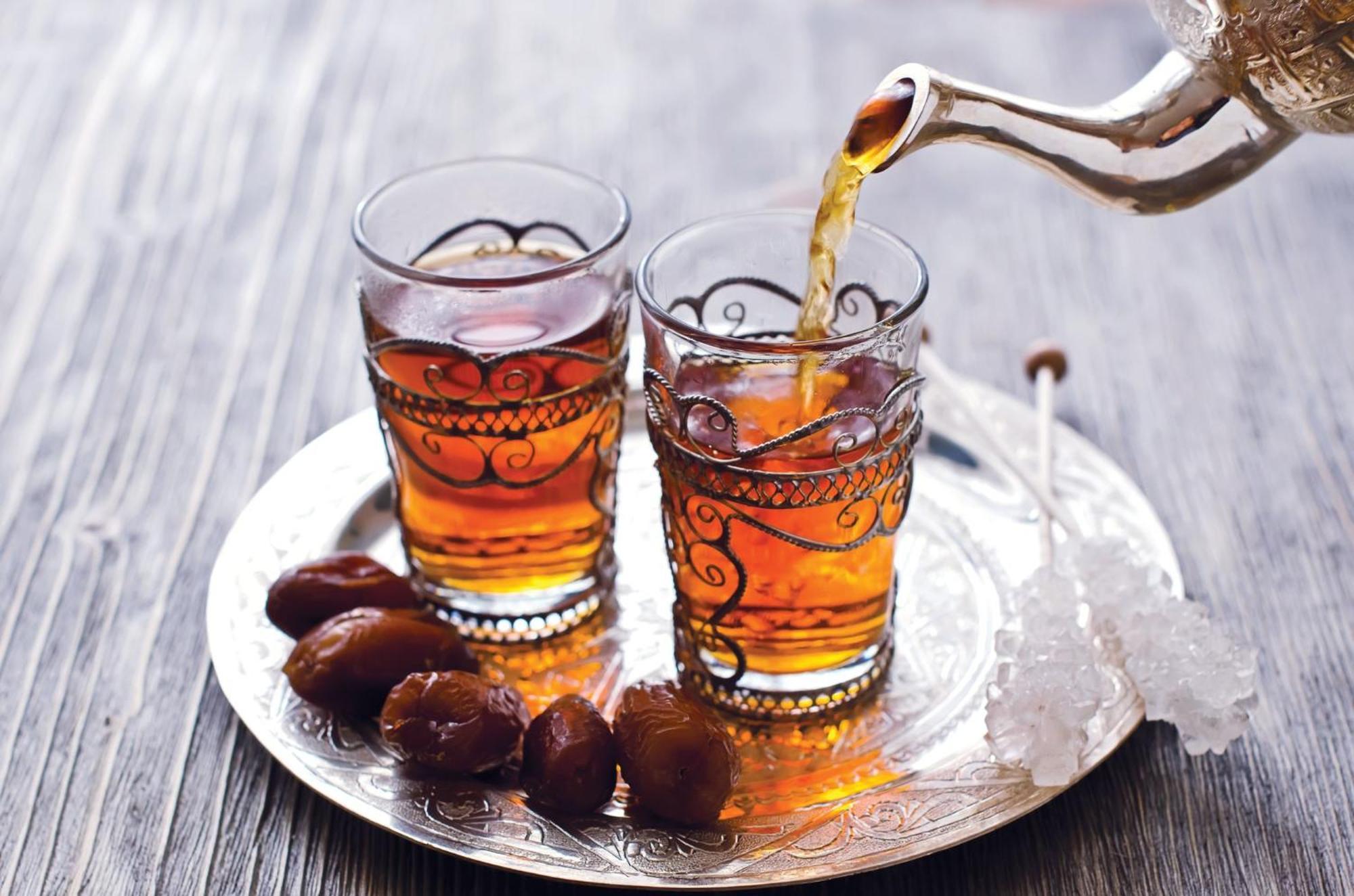 Crowne Plaza Dubai Marina By Ihg Hotel Luaran gambar Tea being poured into glasses