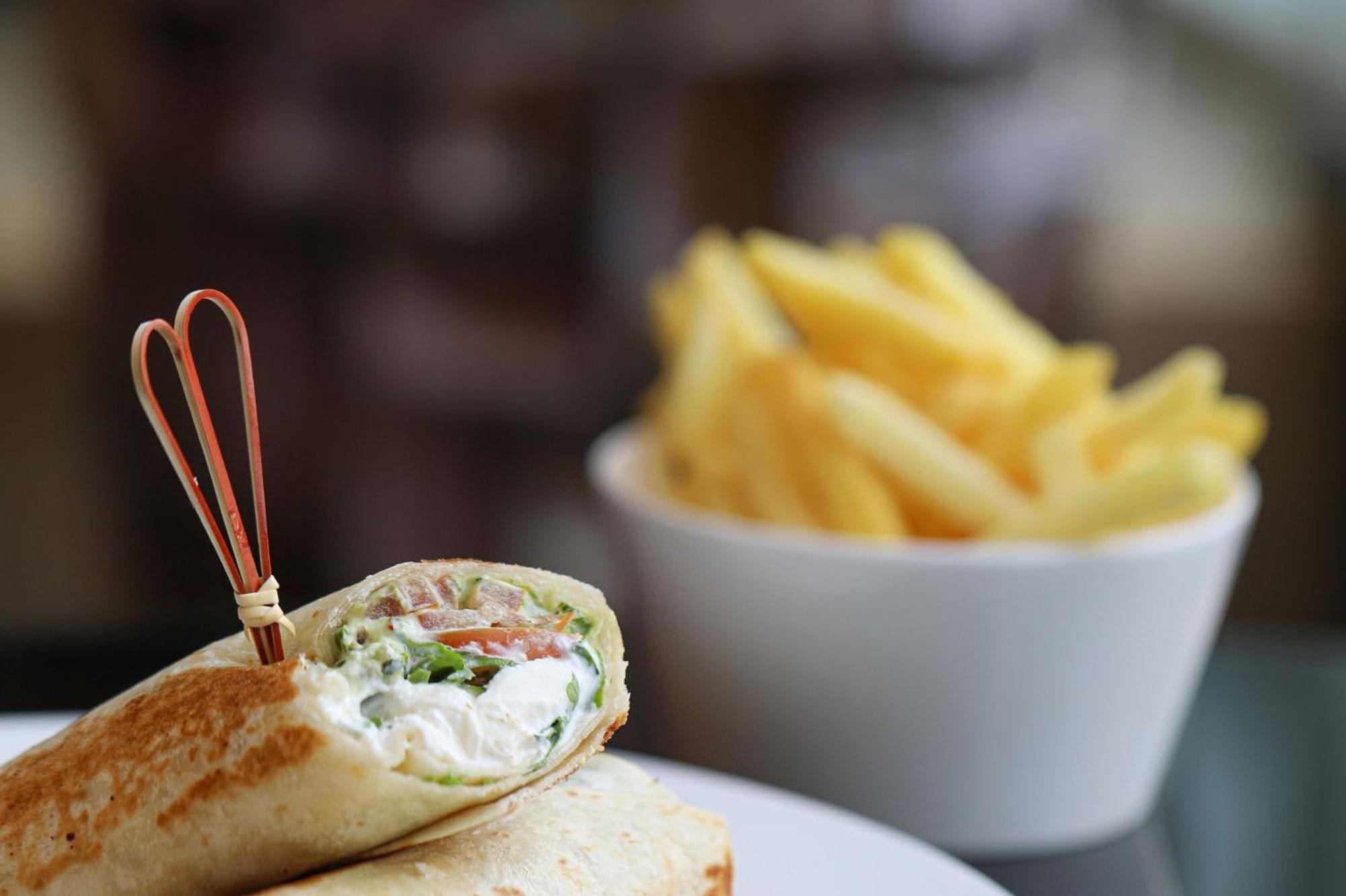 Crowne Plaza Dubai Marina By Ihg Hotel Luaran gambar A wrap with chips