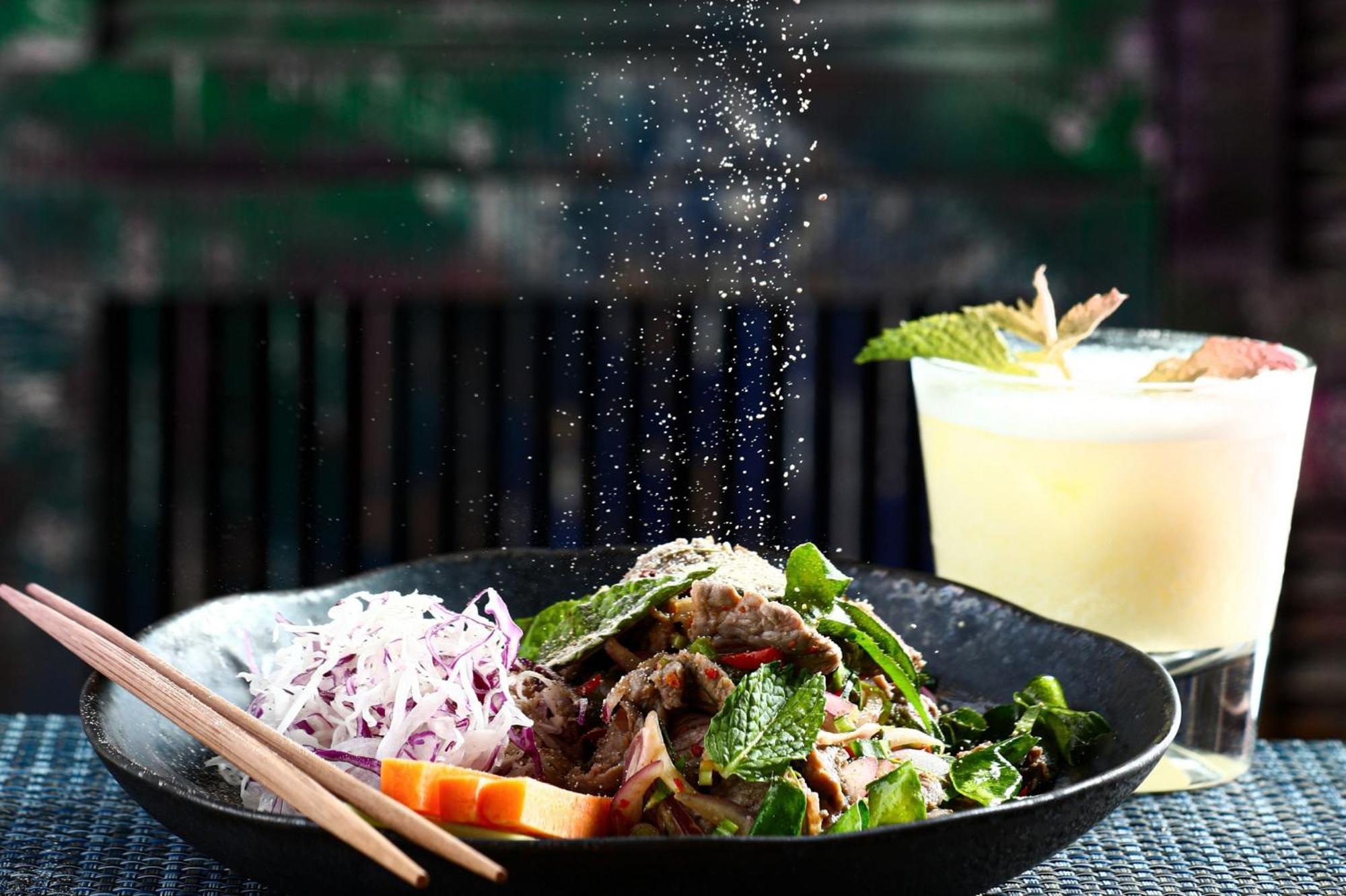 Crowne Plaza Dubai Marina By Ihg Hotel Luaran gambar A salad being sprinkled with salt