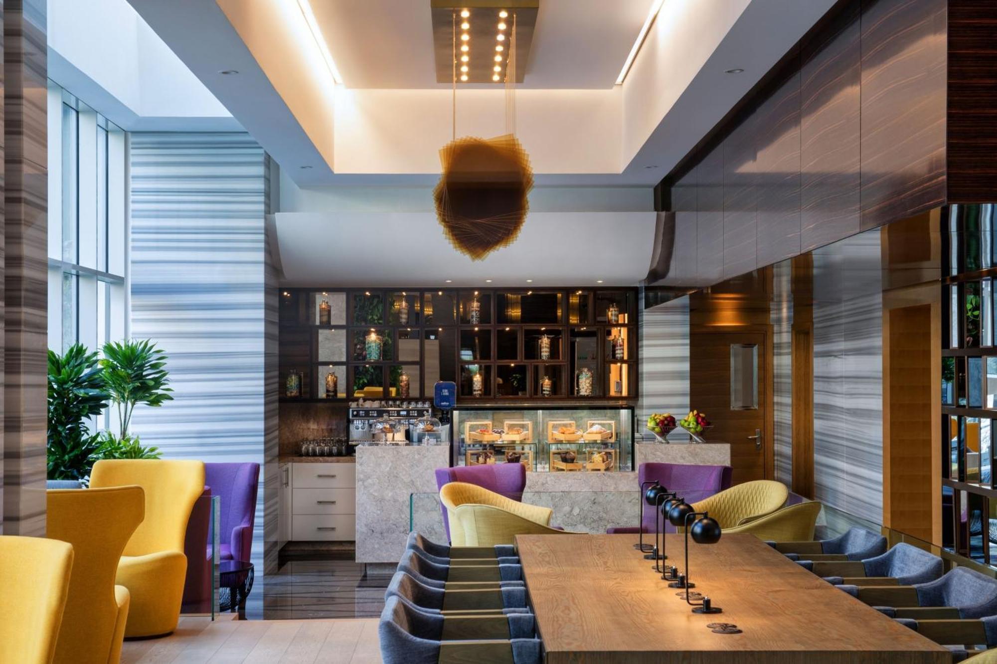 Crowne Plaza Dubai Marina By Ihg Hotel Luaran gambar The lounge at the airport