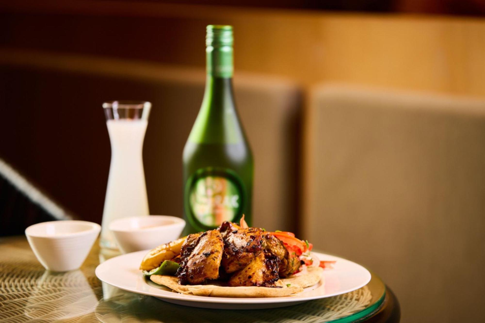 Crowne Plaza Dubai Marina By Ihg Hotel Luaran gambar A bottle of soju with food