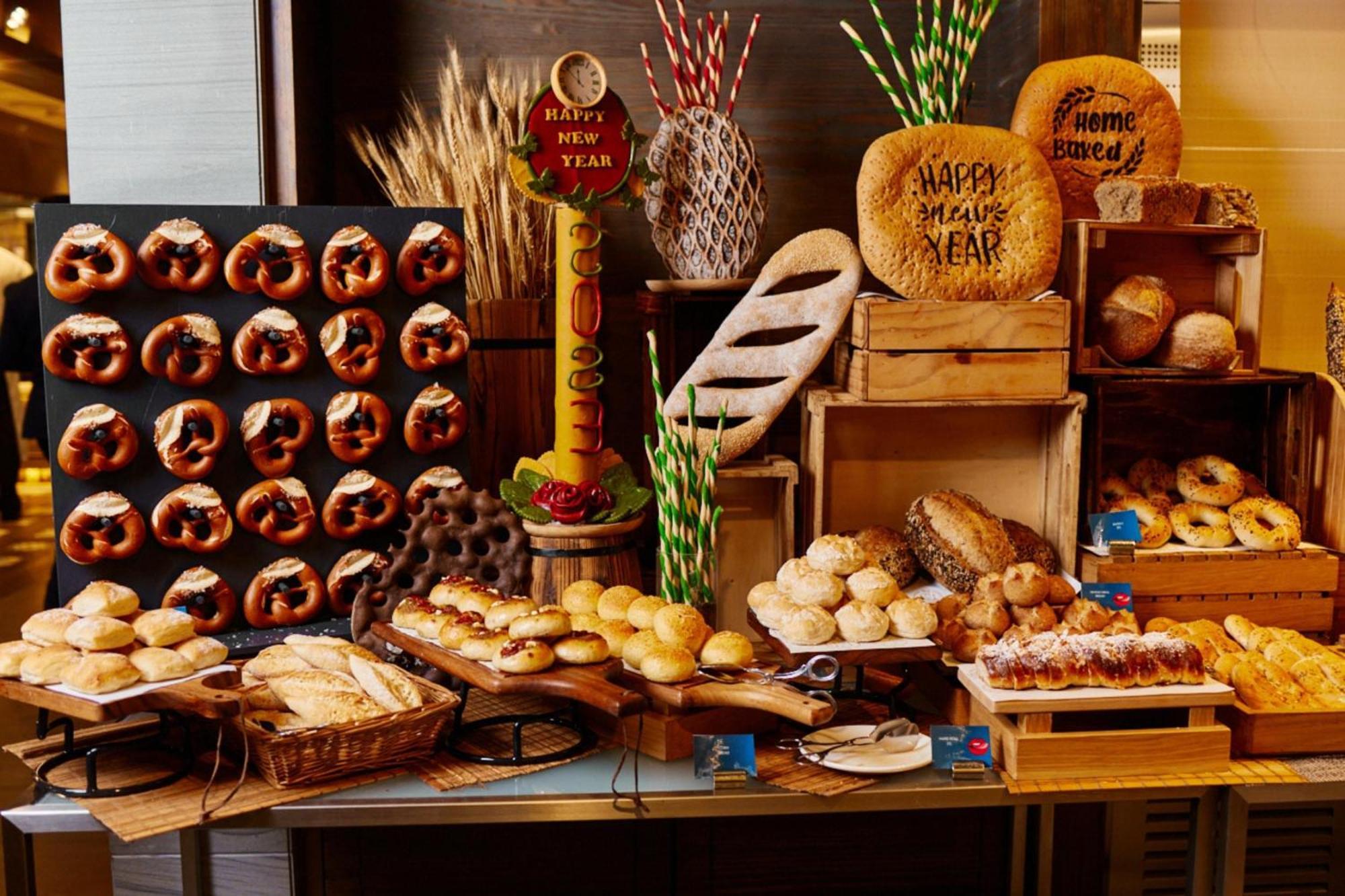 Crowne Plaza Dubai Marina By Ihg Hotel Luaran gambar Bakery display